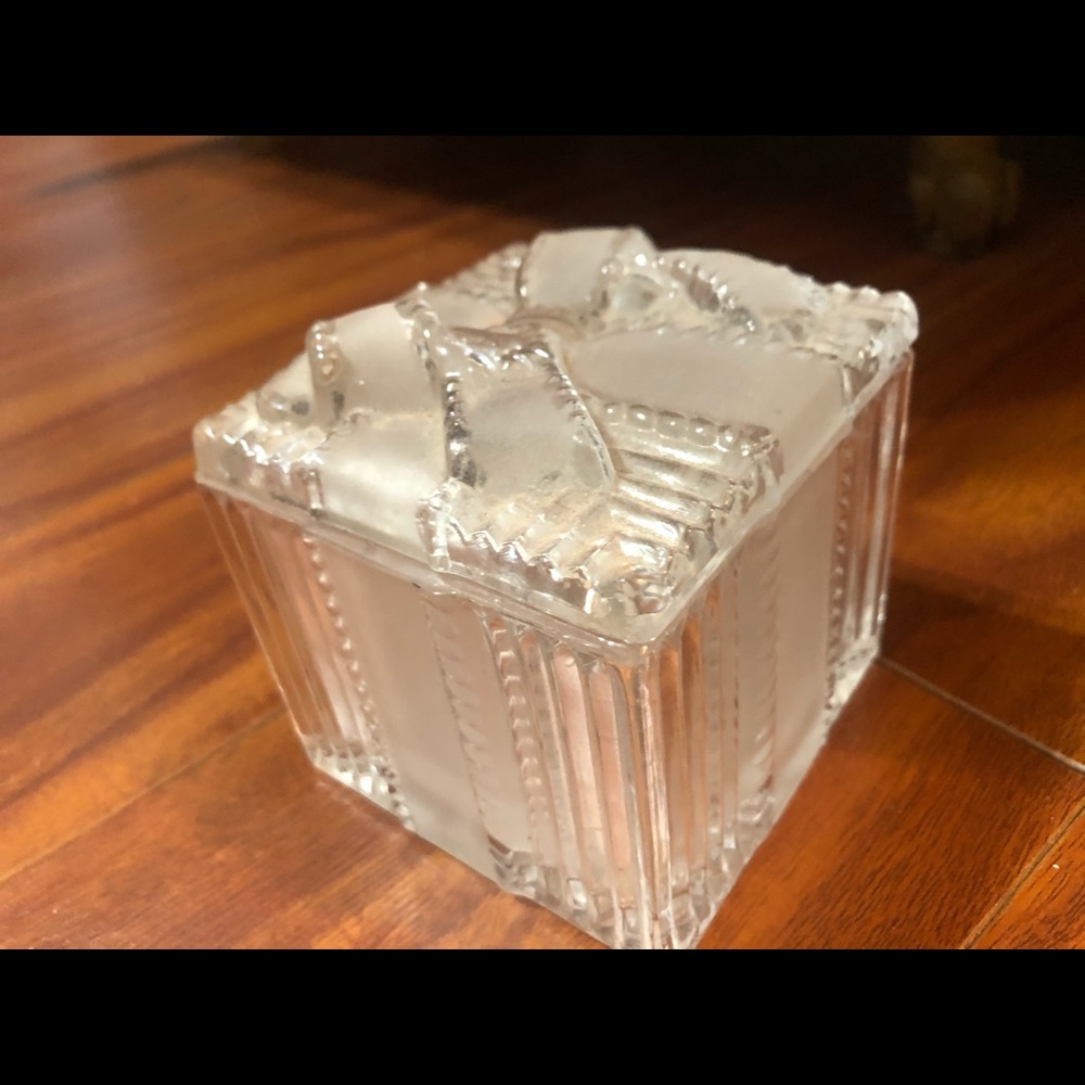 Glass jewelry box